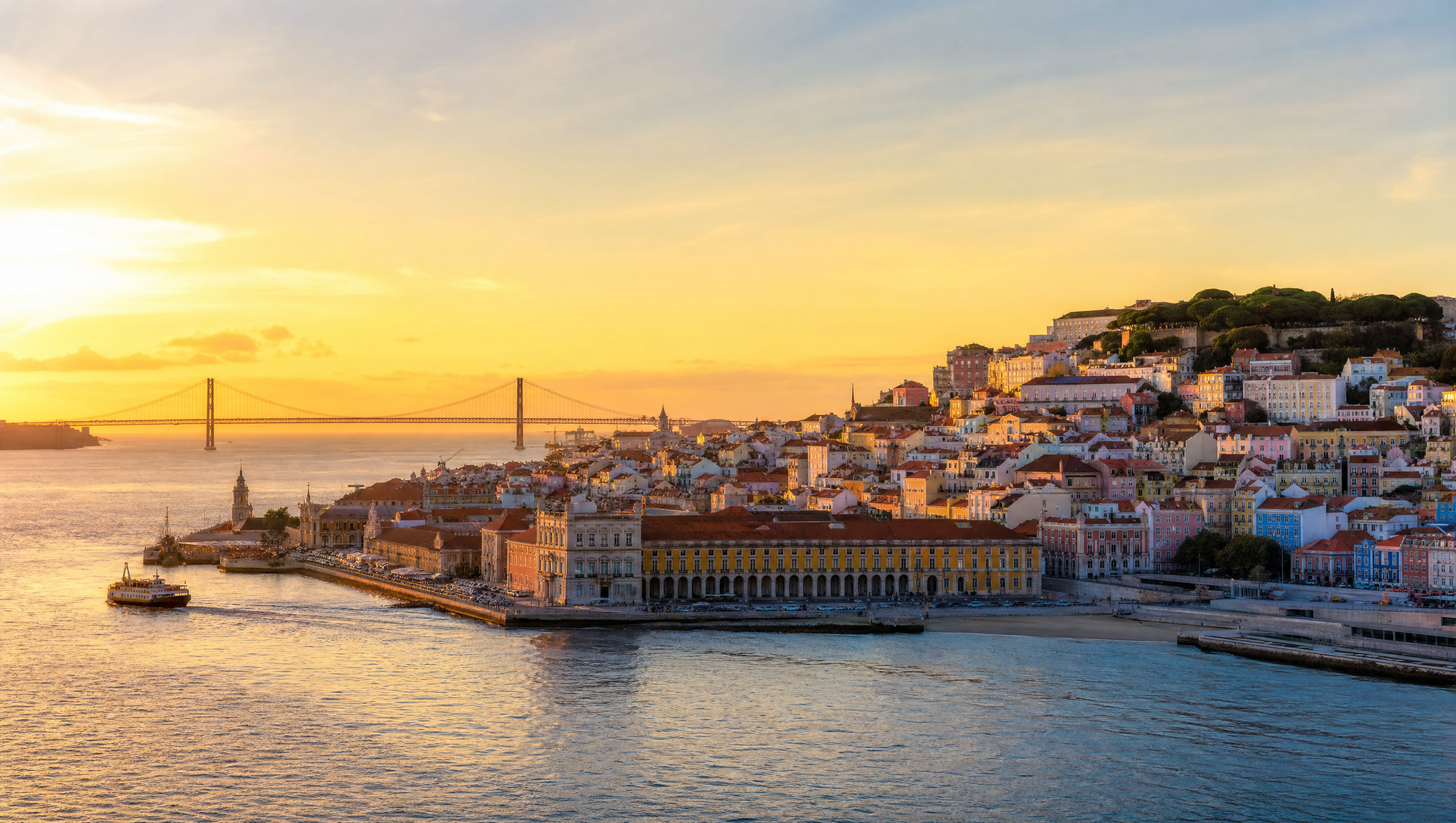 Skyline de Lisboa ao entardecer, junto ao rio Tejo