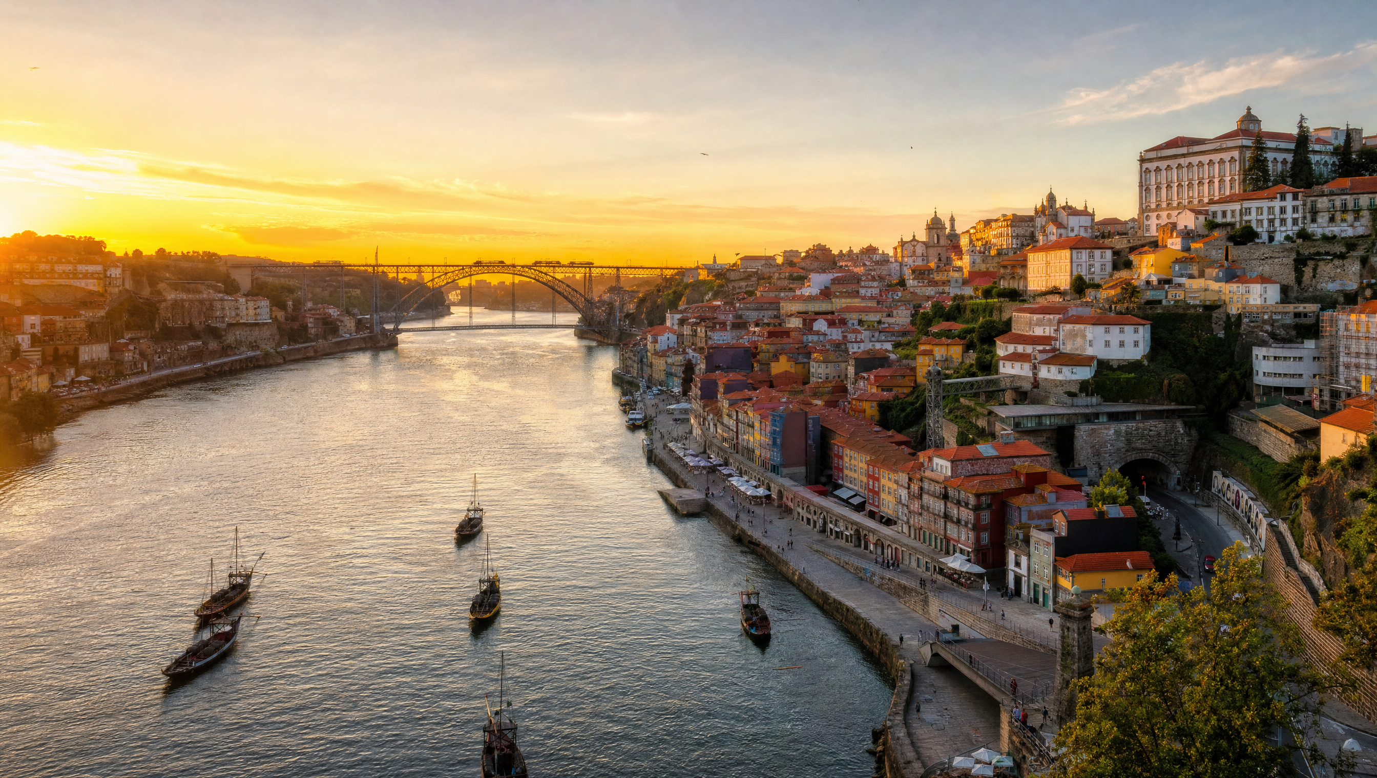 Skyline do Porto ao entardecer, junto ao rio Douro
